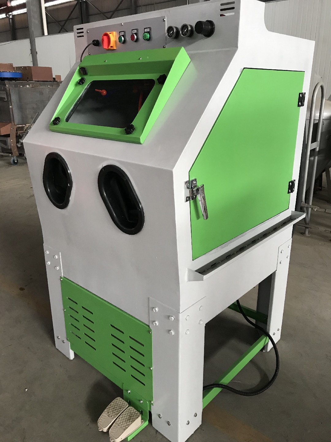 （標準型）手動液體噴砂機-◆適用范圍◇騰博噴砂機械廠生產(chǎn)的液體噴砂機采用砂水混合噴砂，使加工表面更加細膩，磨料消耗小。其噴槍即···